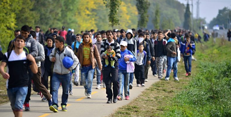 Μέτρα «δύο ταχυτήτων»: Οι μετανάστες… σουλατσάρουν ανενόχλητοι στη βόρεια Ελλάδα – Δραματικές εκκλήσεις από τους κατοίκους