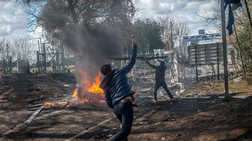 Έβρος: Πάνω από 13.000 μετανάστες στα ελληνοτουρκικά σύνορα – Δεύτερη νύχτα χάους