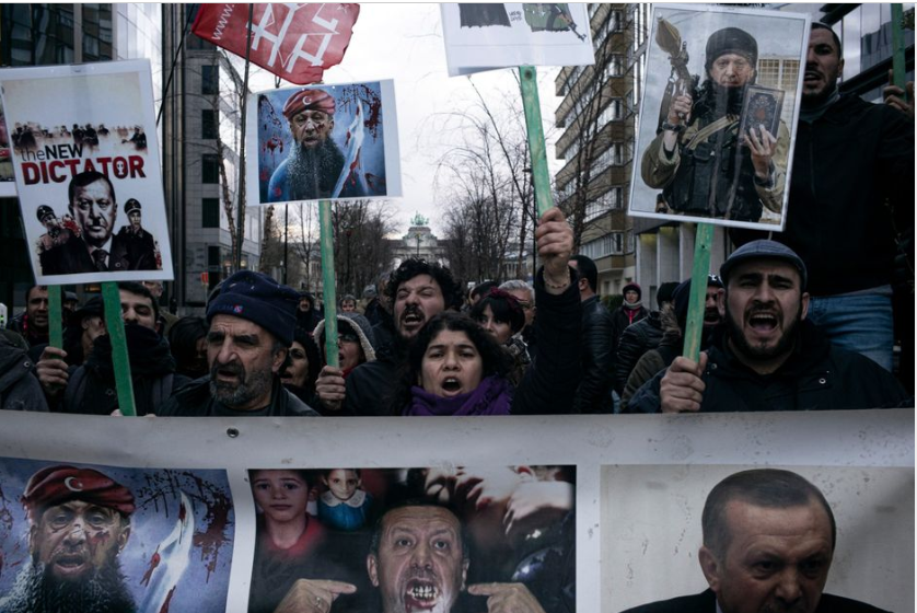 Βρυξέλλες/Διαδηλωτές υποδέχθηκαν τον Ερντογάν με συνθήματα:”Erdogan τρομοκράτη”, Erdogan Δικτάτορα”, “Hitler,Erdogan”
