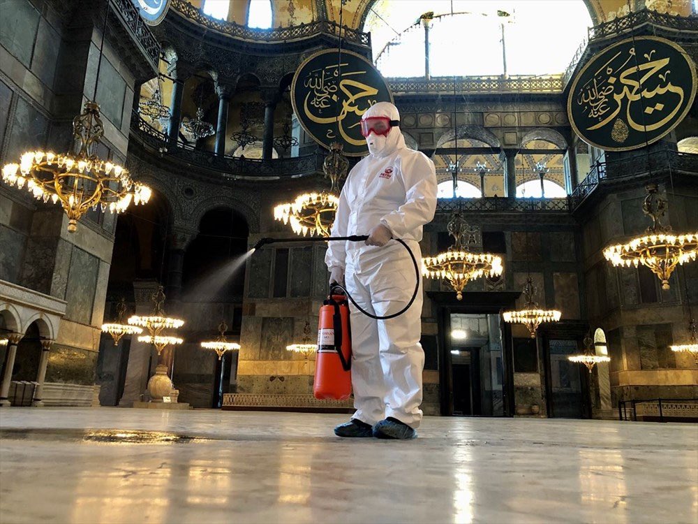 Η εκκλησιά μετατρέπεται σε μουσείο όπως η Αγ Σοφιά από Νεότουρκους. Κι εκεί μπορεί να γίνει ατομική προσευχή-νοερά …