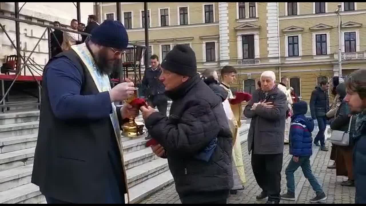 Ορθόδοξοι ιερείς στη Ρουμανία κοινωνούν πιστούς υπαίθρια, κατά τη διάρκεια της επιδημίας, COVID19, (βίντεο)