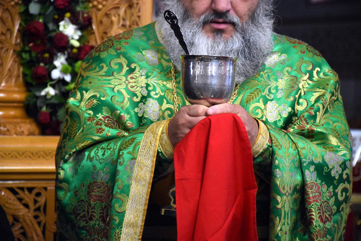 Ο Κορωνοϊός κατ’ άλλους είναι οργή του Θεού δια τας αμαρτίας, κλήρου και λαού. Κατ’ άλλους, είναι σκοπιμότης διά την επιβολή του σϕραγίσματος με το μικροτσίπ. Και κατ’ άλλους …