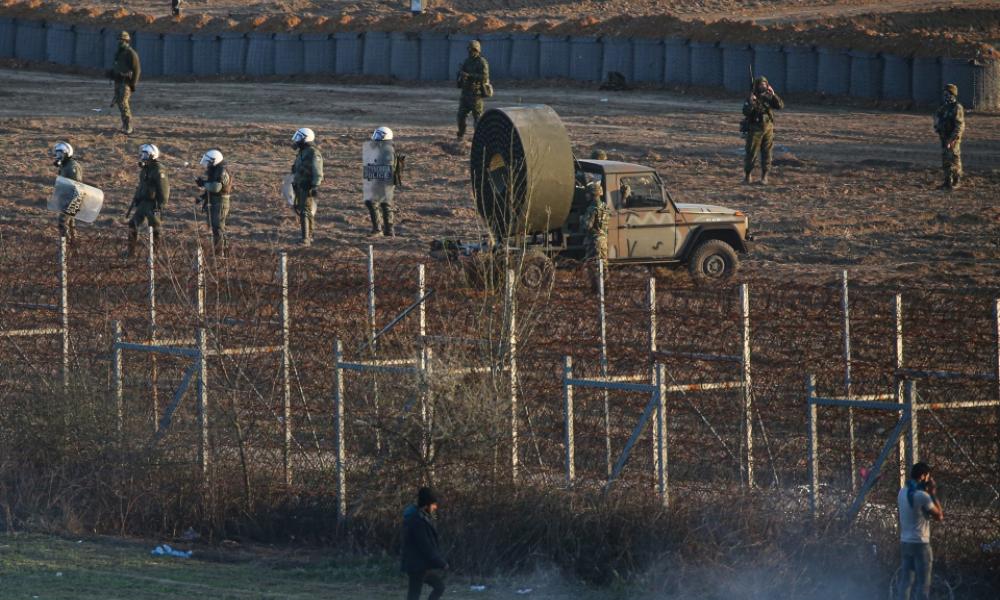 Βίντεο-ντοκουμέντο από τον Έβρο: Η ειδική τουρμπίνα των ΕΔ ”μπλόκαρε” ξανά την εισβολή των μεταναστών σε ελληνικό έδαφος