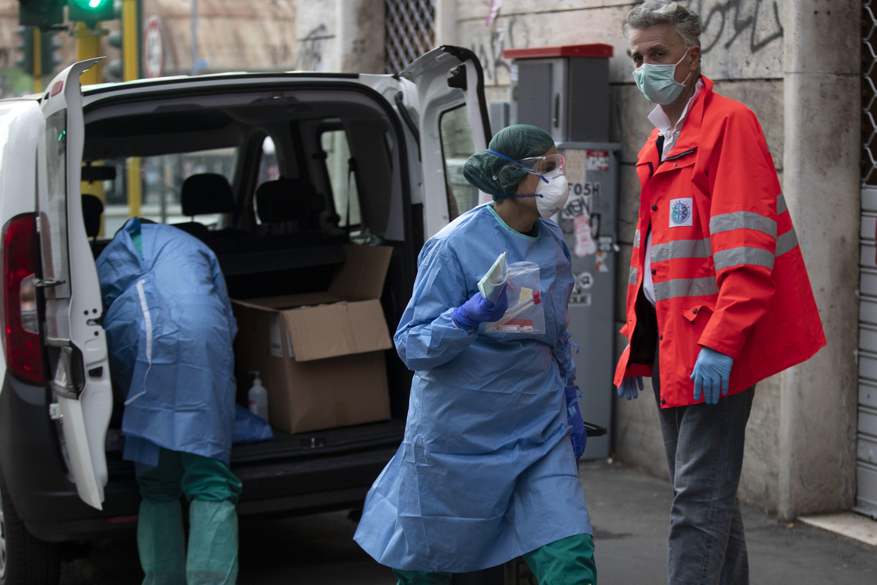 Ακόμη 969 νεκροί από κορωνοϊό σε ένα 24ωρο στην Ιταλία – Ραγδαία αύξηση κρουσμάτων και θανάτων και στη Γαλλία