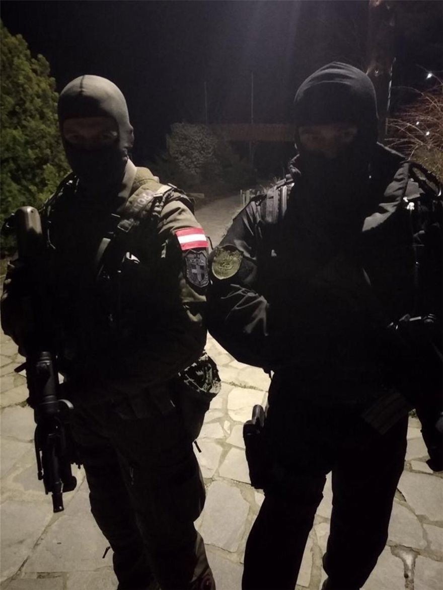 Οι_Αυστριακοι_εκτος_απο_το_εθνοσημο_τους__φερουν_στη_στολη_τους_και_το_διακριτικο_σημα_των_ελληνικων_ΕΚΑΜ