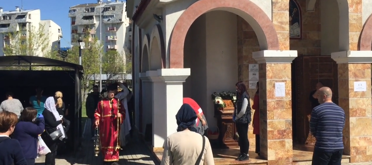 ΒΙΝΤΕΟ : Με ανοιχτές όλες τις εκκλησίες, με μεγάφωνα και κωδωνοκρουσίες έγινε η περιφορά του Επιταφίου στα Σκόπια.