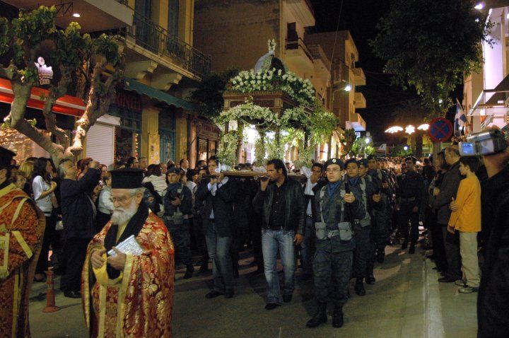 Δημήτρης Νατσιός : «Τότε που πήγαμε βόλτα τον Επιτάφιο και περάσαμε από κάτω όπως το περνά περνά η μέλισσα» – Η εκκλησία θα αντιδράσει γι’ αυτό;
