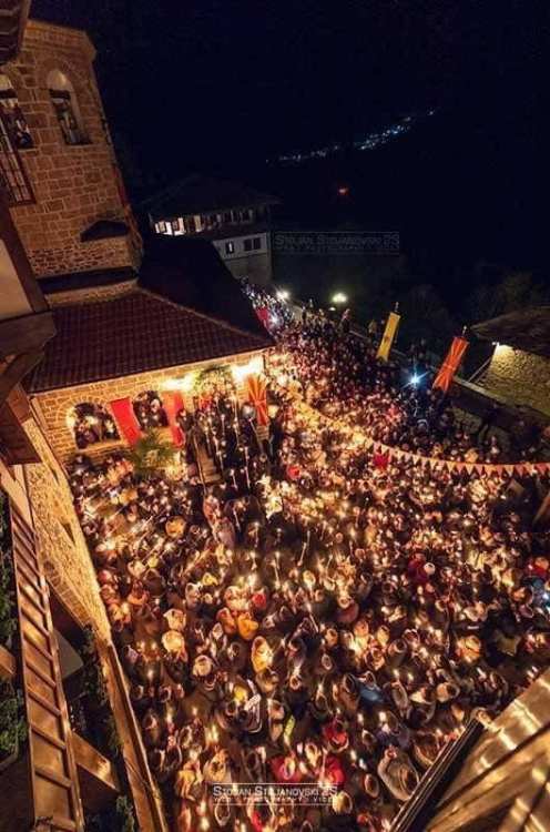 ΣΥΝΩΣΤΙΣΜΟΣ Πραγματική Ανάσταση με πλήθος λαού και πάθος στη μονή Τιμίου Προδρόμου Μπίγκορσκι στα Σκόπια που αψήφισε τις διαταγές του Αντίχριστου.ΒΙΝΤΕΟ