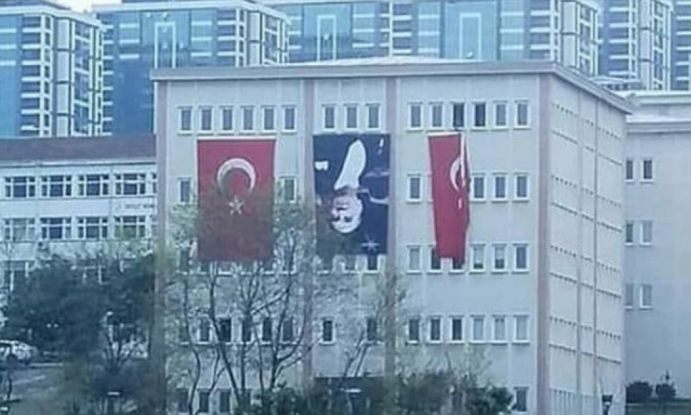 ”Eμφύλιος” στην Τουρκία: ”Αποκαθηλώνουν” τον σφαγέα Κεμάλ στην Τραπεζούντα – Ξεκίνησε ο ”πόλεμος” Ερντογανικών-Κεμαλιστών
