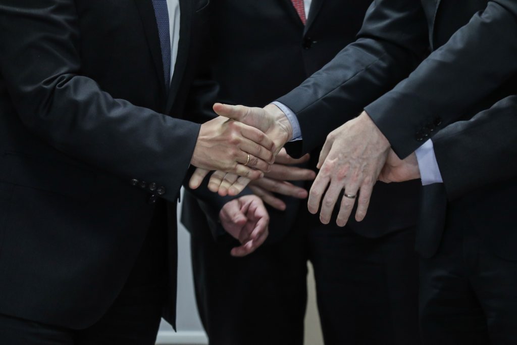 Αποφασισμένοι Πούτιν και Τραμπ να κρατήσουν όρθια την παγκόσμια οικονομία: «Και η παραμονή στο σπίτι οδηγεί σε θάνατο» (ΒΙΝΤΕΟ)