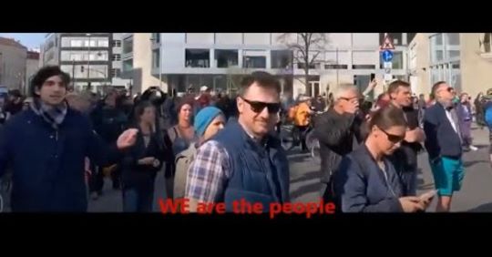 Ο ΚΟΣΜΟΣ ΔΕΝ ΑΝΕΧΕΤΑΙ ΑΛΛΟ ΤΗΝ ΚΟΡΟΪΔΙΑ! ΓΕΡΜΑΝΟΙ ΠΟΛΙΤΕΣ ΕΣΠΑΣΑΝ ΤΗΝ ΚΑΡΑΝΤΙΝΑ ΚΑΙ ΒΓΗΚΑΝ ΣΤΟΥΣ ΔΡΟΜΟΥΣ ΤΟΥ ΒΕΡΟΛΙΝΟΥ! (ΒΙΝΤΕΟ)
