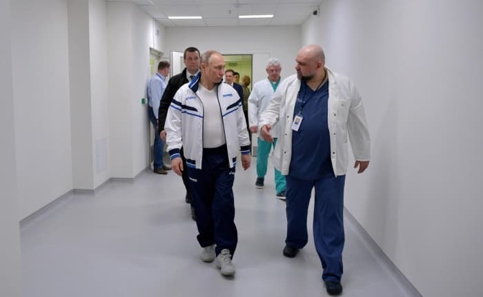 Ο ΠΟΥΤΙΝ ΔΕΝ ΦΟΡΑ ΜΑΣΚΑ ΚΑΙ ΔΕΝ ΔΙΣΤΑΖΕΙ ΧΕΙΡΑΨΙΑ ΜΕ…ΦΟΡΕΑ ΤΟΥ ΚΟΡΟΝΟΙΟΥ