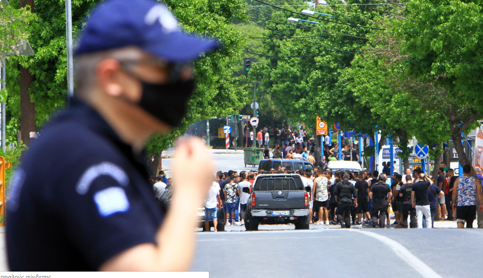 Ένταση στη Ν. Σμύρνη Λάρισας: Άναψαν φωτιές, έκλεισε δρόμος – Επίθεση Ρομά σε αυτοκίνητο που μετέφερε τον Περιφερειάρχη
