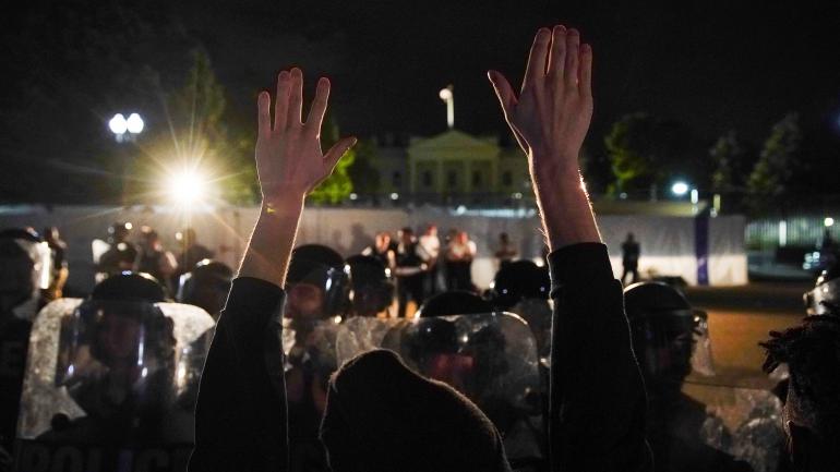 ΓΕΝΙΚΕΥΣΗ ΤΗΣ ΕΞΕΓΕΡΣΗΣ.ΟΙ ΕΞΕΓΕΡΜΕΝΟΙ ΑΠΟΠΕΙΡΑΘΗΚΑΝ ΝΑ ΕΙΣΒΑΛΟΥΝ ΣΤΟΝ ΛΕΥΚΟ ΟΙΚΟ.