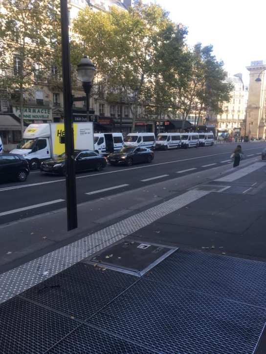 Πολλά κομβόι από καμιόνια με Ειδικές Δυνάμεις κατευθύνονται στο Παρίσι…..