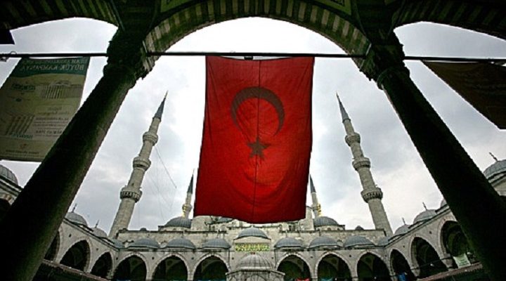 Χοντρό χουνέρι στους Τούρκους, αντί του Αλλάχ… Μπέλα Τσάο στα τζαμιά (vid.)