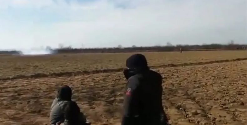 Ρεζίλι το Spiegel και το Bellingcat που χρέωσαν στην Ελλάδα “νεκρό μετανάστη” στον φράχτη του Έβρου