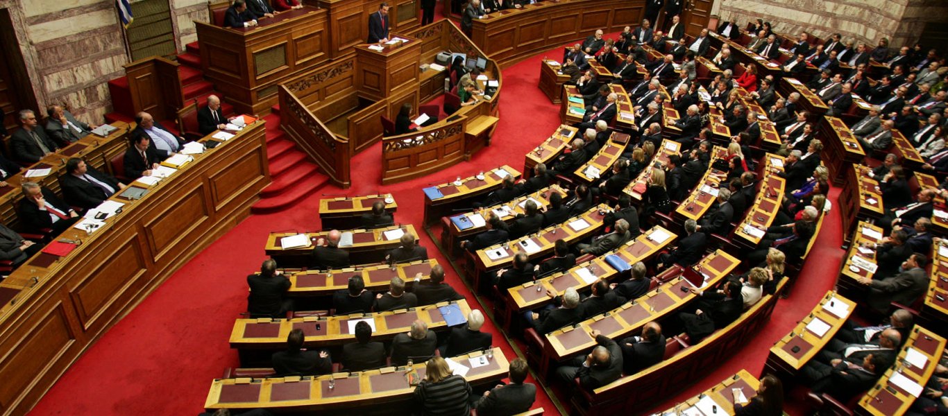 «Παχυλές» αποδοχές με αφορολόγητο το 45% για τους «300» & μισθοί πείνας μετά φόρων για τους «θνητούς»