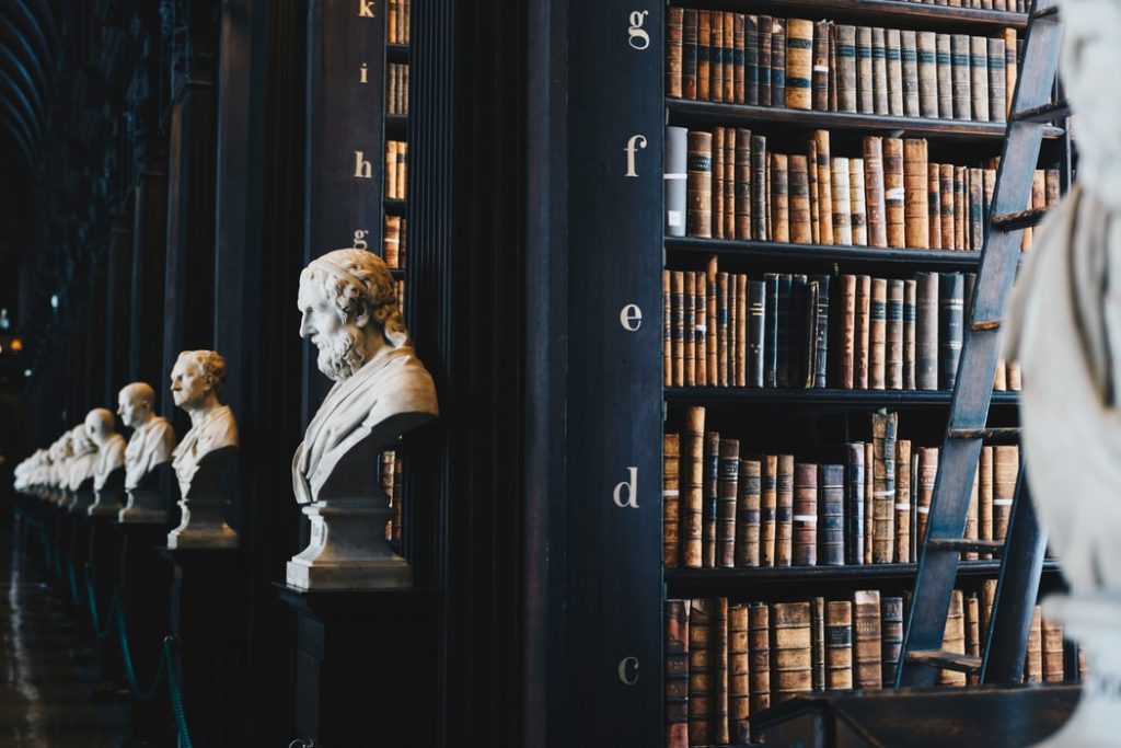 Το μυστηριώδες βιβλίο που θεωρείται ιερή γνώση στις «μασονικές στοές» – Κανείς δεν ήθελε να το μεταφράσει