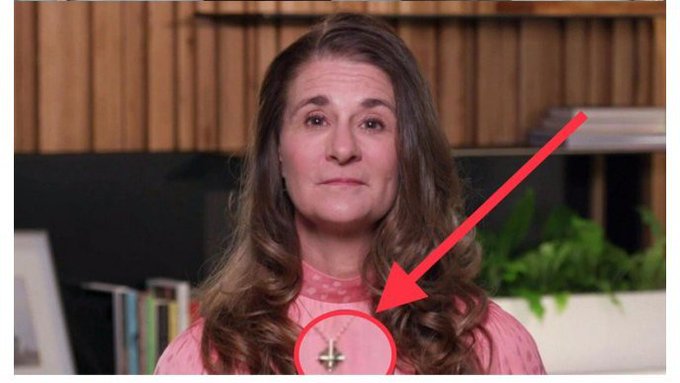 Η Melinda Gates είναι σατανίστρια; Εμφανίστηκε φέροντας ανάποδο σταυρό σε συνέντευξη..