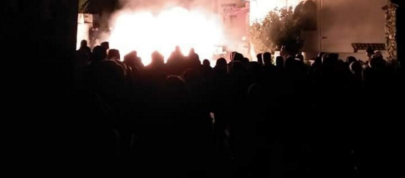 Εξέγερση των κατοίκων της Πέλλας: Έβαλαν φωτιά στο ξενοδοχείο που θα «φιλοξενούσε» παράνομους μετανάστες (φωτό)