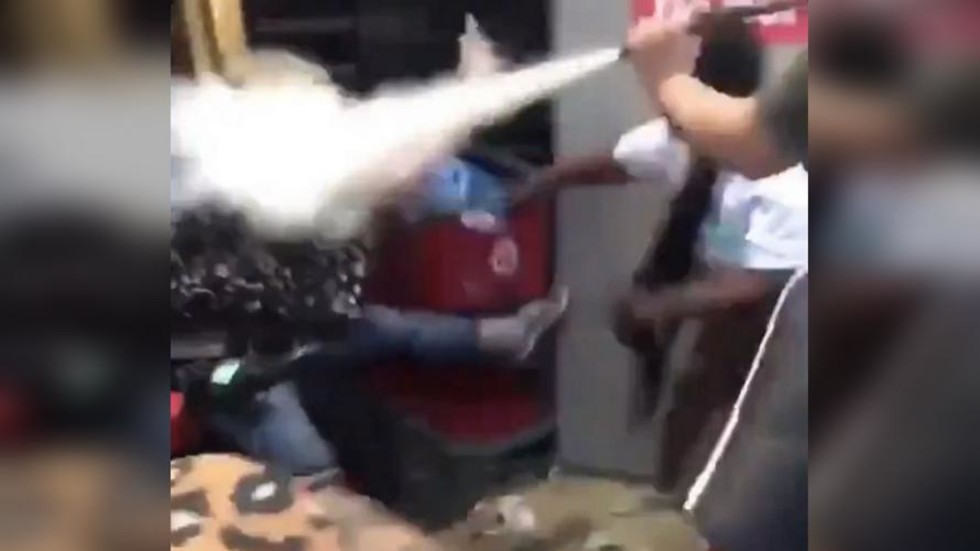 Εικόνες ΠΟΛΕΜΟΥ! Επίθεση σε ανάπηρη γυναίκα – Μελαμψοί την χτυπούν και την ψεκάζουν (ΒΙΝΤΕΟ)