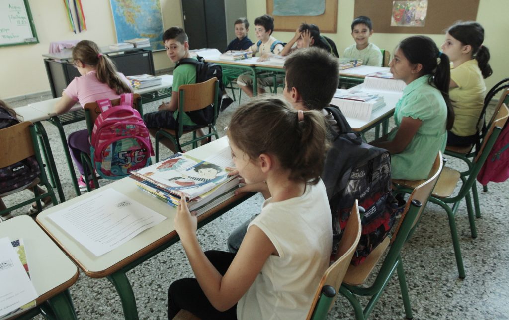 Διαμαρτυρίες γονέων: Ποιος ο λόγος να ανοίξουν τα σχολεία, αφού δεν θα λειτουργούν τα ολοήμερα (ΒΙΝΤΕΟ)