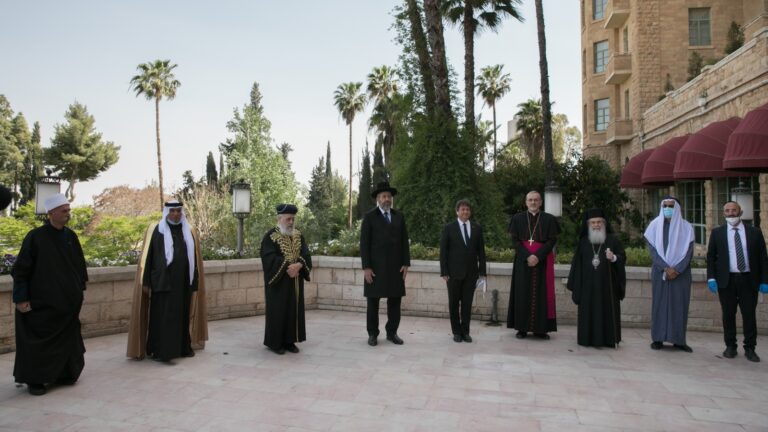 Ι. Μ. ΠΕΙΡΑΙΩΣ  ΦΡΙΚΩΔΕΙΣ ΣΥΜΠΡΟΣΕΥΧΕΣ ΓΙΑ ΤΗ «ΣΩΤΗΡΙΑ» ΤΗΣ ΑΝΘΡΩΠΟΤΗΤΟΣ ΑΠΟ ΤΗΝ ΕΠΙΔΗΜΙΑ ΤΟΥ ΚΟΡΩΝΟΪΟΥ!