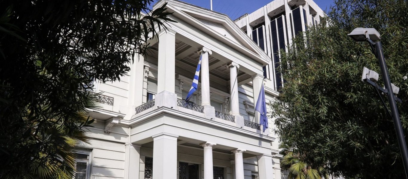 Απολογία Αθήνας προς Άγκυρα για κάψιμο τουρκικής σημαίας χτες στο Σύνταγμα: «Καταδικάζουμε την προσβολή της Τουρκίας»