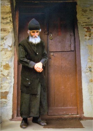 Μπήκε απρόσκλητος στο κελλί του οσίου Παϊσίου και τον είδε να προσεύχεται μέσα στο άκτιστο φως!