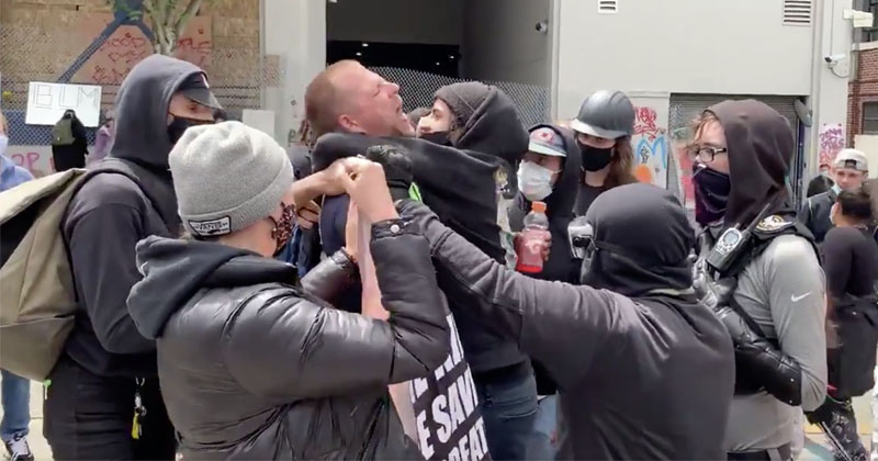 Κουκουλοφόροι ANTIFA επιτίθενται σε χριστιανό ιεροκήρυκα – Δεν είχαμε ξαναδεί τέτοιες εικόνες (ΒΙΝΤΕΟ)