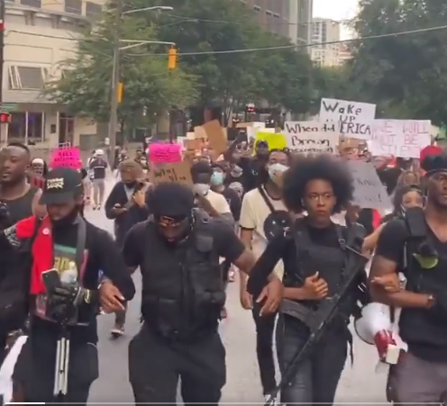 Οπλισμένοι Black Panthers στην κορυφή της πορείας στην Atlanta. Ολοταχώς για Εμφύλιο….