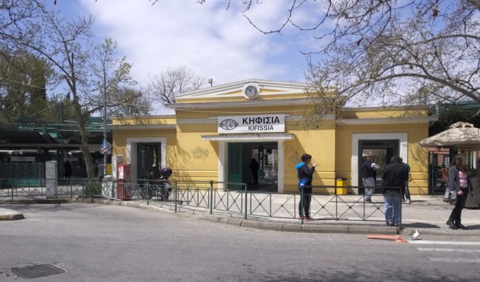 Αφγανός επιτέθηκε σ@ξουαλικ@ σε 45χρονη στον ΗΣΑΠ Κηφισιάς – Έφτυσε τους αστυνομικούς που πήγαν στο σημείο