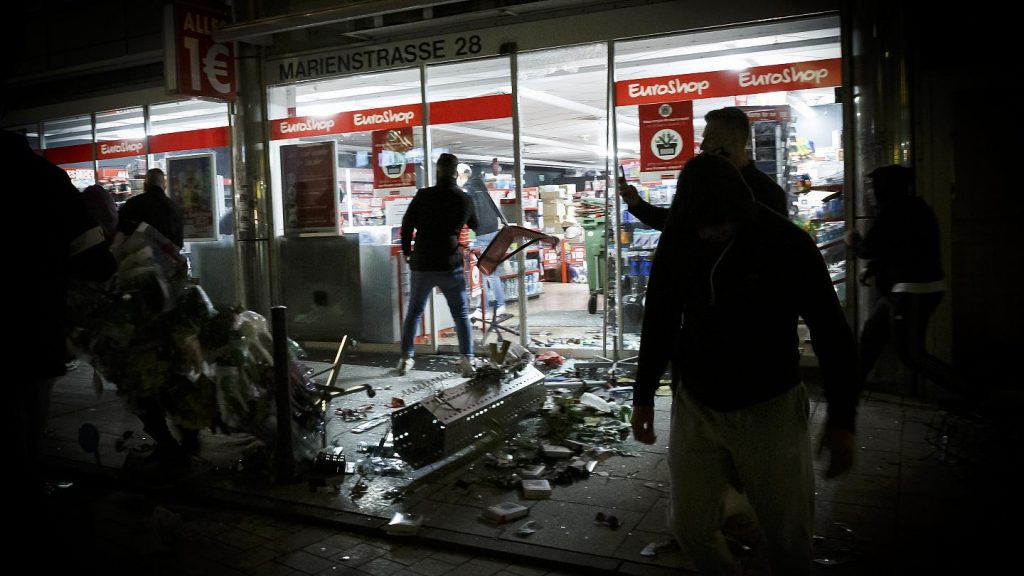 Μουσουλμάνοι ξεκίνησαν ΑΓΡΙΕΣ λεηλασίες στην Γερμανία – Ελλάδα ΑΚΟΥΣ; – ΒΙΝΤΕΟ ΣΟΚ