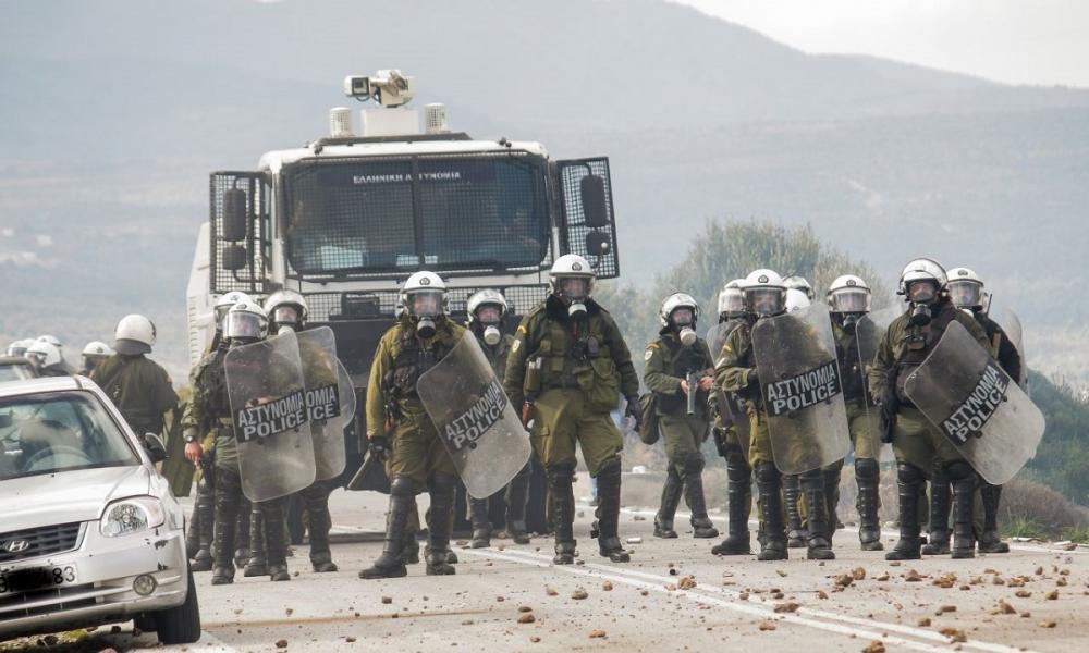 Eθνική ντροπή: Η Ελληνική Κυβέρνηση συνέλαβε ΟΥΚάδες! – Οδηγήθηκαν στα κρατητήρια γιατί διαμαρτυρήθηκαν κατά των μεταναστών