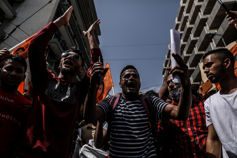 «Refugee lifes Matter!» Σύνθημα ξεσηκωμού από αριστερούς και αλλοδαπούς επειδή τους κόβουν τα επιδόματα (ΒΙΝΤΕΟ)