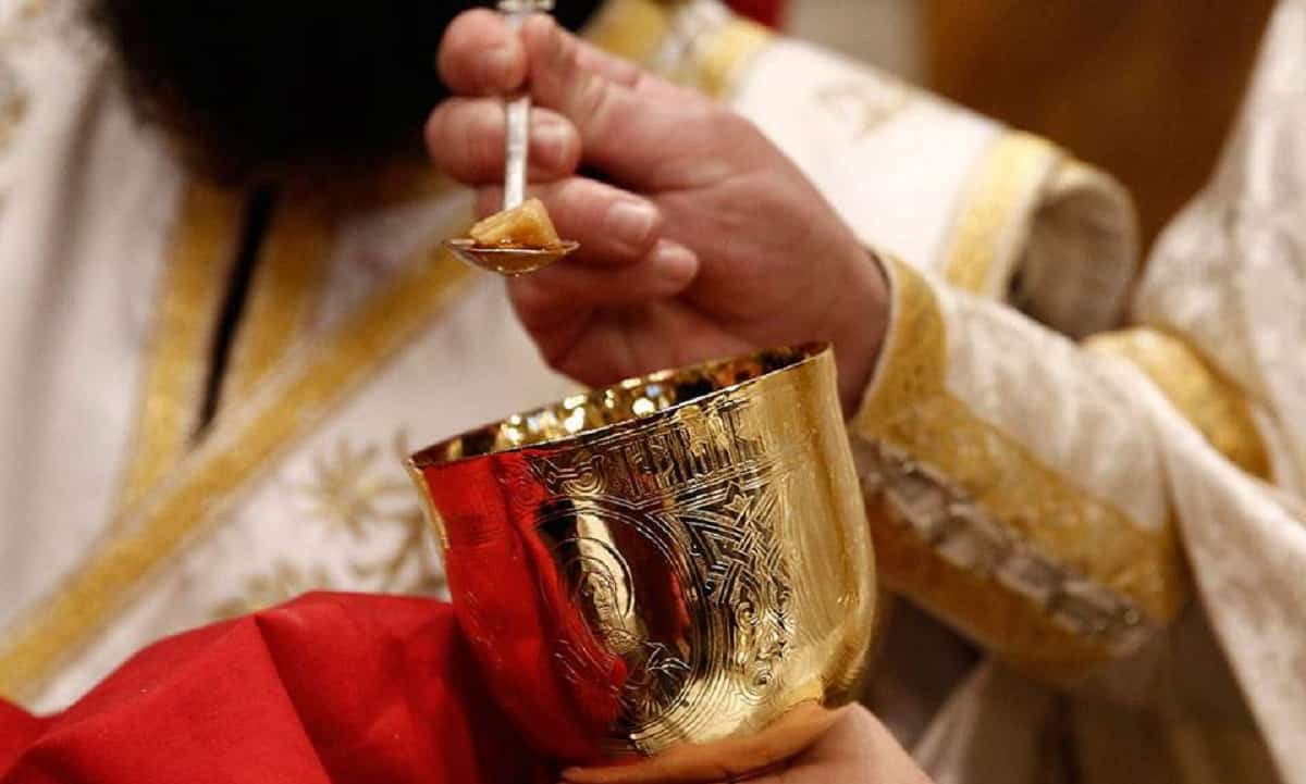 Διονύσης Μακρῆς : Μεθοδεύουν ἀλλαγές στὴ Θεία Κοινωνία