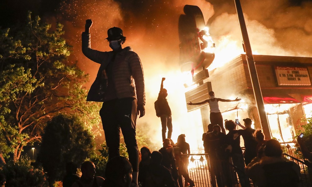 Στις Η.Π.Α πραγματοποιείται εξέγερση υποκινούμενη από «Δημοκρατικούς» κύκλους με προπαγάνδα κατά του Τράμπ