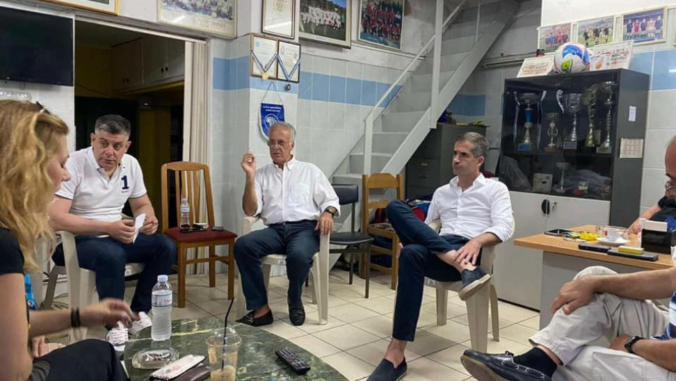 Επιτέθηκαν στον Μπακογιάννη στην πλατεία Αγίου Παύλου – Του πέταξαν καφέδες – Πέντε προσαγωγές