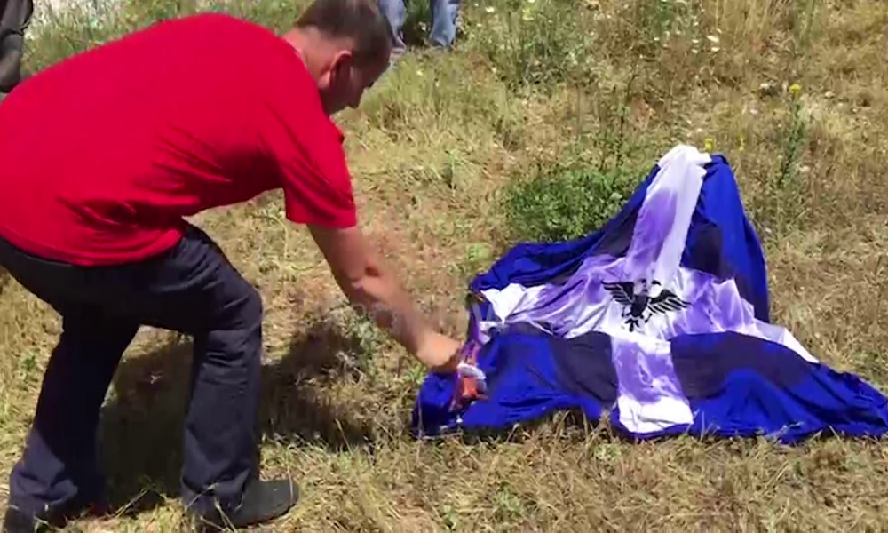Τεράστια πρόκληση από Αλβανούς εθνικιστές: Έκαψαν τη σημαία της Βορείου Ηπείρου στην Κλεισούρα – Βίντεο