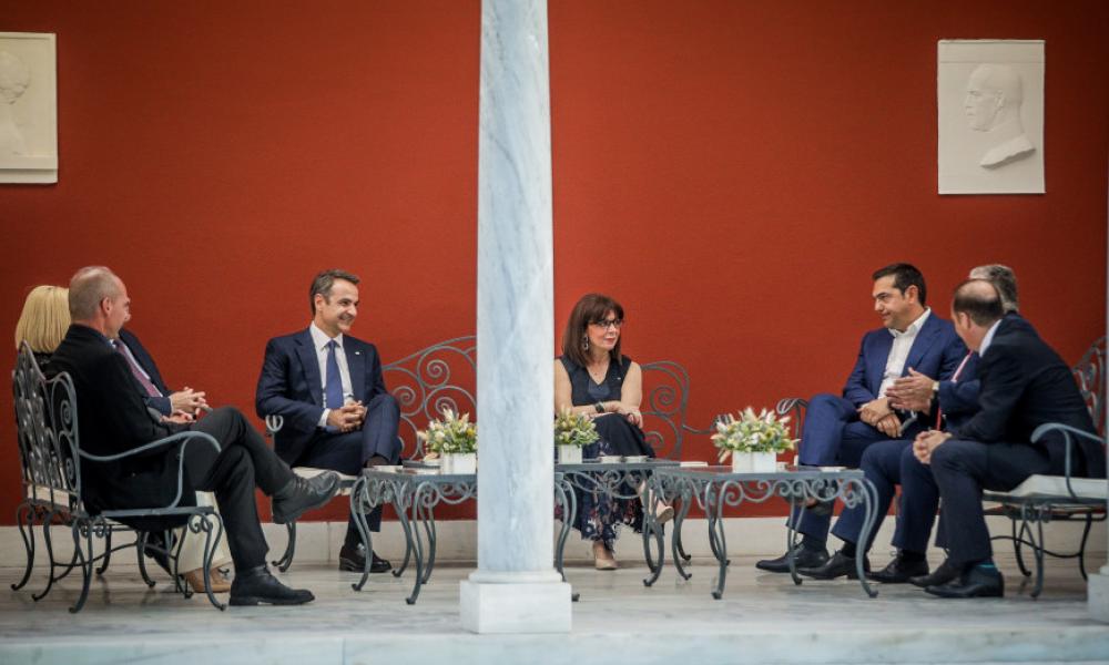 Ξεκίνησε η αποκαθήλωση των εθνικών συμβόλων: Υποστολή σημαίας στο Προεδρικό Μέγαρο!