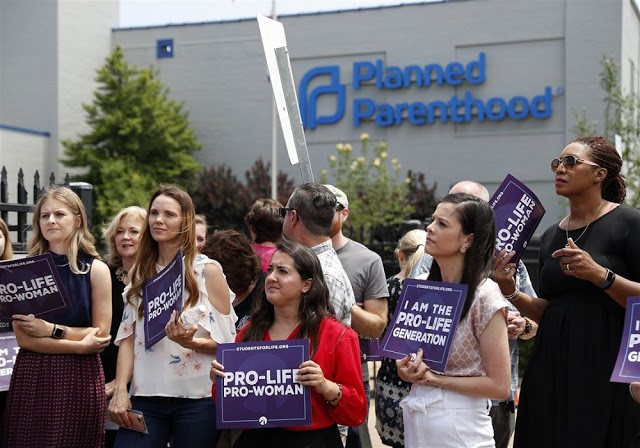Ὑψηλόβαθμα στελέχη τῆς Planned Parenthood παραδέχονται ἐνόρκως ὅτι συλλέγουν τμήματα ἐμβρύων ποὺ γεννιοῦνται ζωντανά!