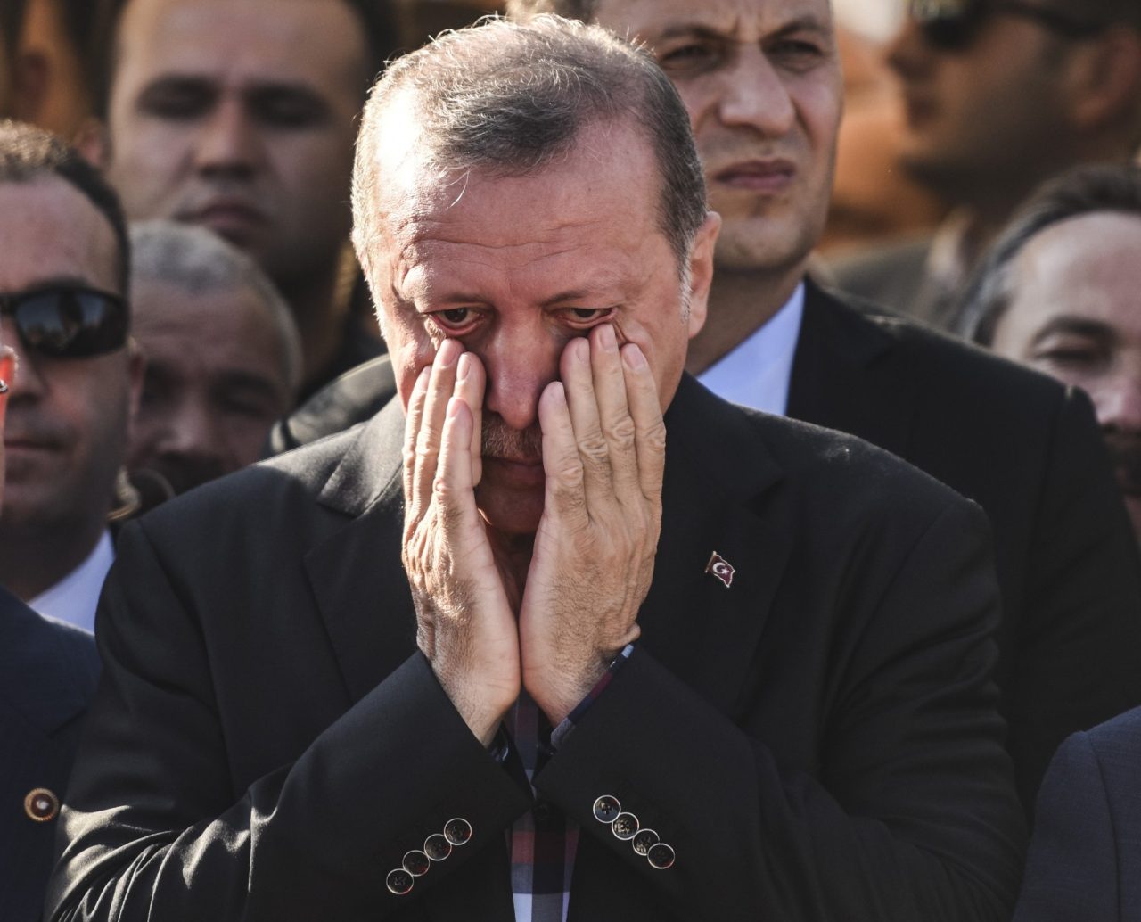 Τα «φρένα» της τουρκικής λίρας έσπασαν – Η θηλιά στο λαιμό του Ερντογάν σφίγγει