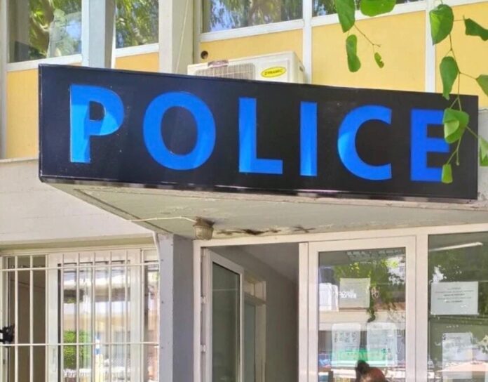 Πολυπολιτισμικό άρωμα στα αστυνομικά τμήματα κύριε Χρυσοχοΐδη; Που πήγε ο Σταυρός και ο Θυρεός;