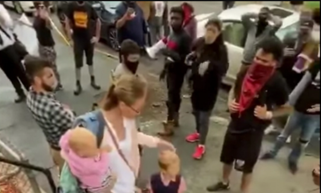 ΣΟΚ έξω από εκκλησίες! Δείτε πως οι κουκουλοφόροι χλευάζουν ακόμα και μητέρες με παιδιά (ΒΙΝΤΕΟ)
