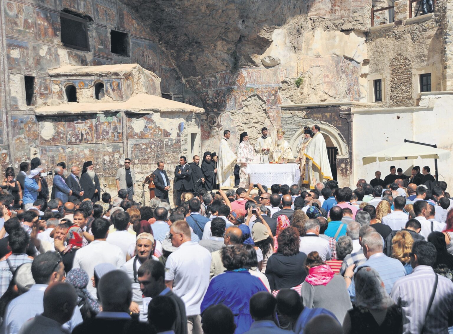 i-toyrkia-parakoloythei-mystika-ellines-touristes-giati-fobatai-thn-anazwogonisi-tou-pontiakou-ellinismou3