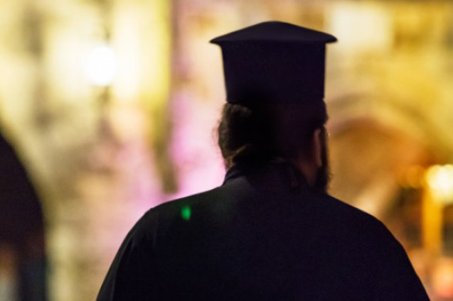 Ιερέας που διέκοψε τη λειτουργία λόγω…μάσκας: «Παγκόσμια δικτατορία του Αντίχριστου μέσω ΠΟΥ»