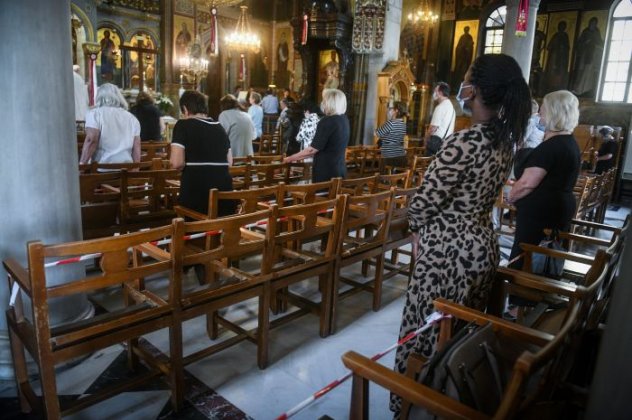 Βάλανε τους ιατρικούς συλλόγους στο παιχνίδι τους: Ἐπιβολὴ μάσκας στοὺς ναούς…