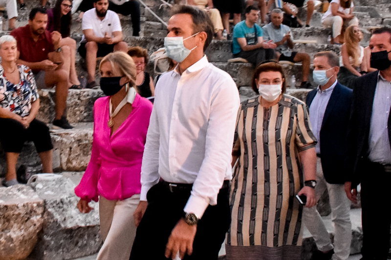 ΕΝΑΣ ΜΑΣΚΟΦΟΡΟΣ ΠΡΩΘΥΠΟΥΡΓΟΣ ΜΠΡΟΣΤΑ ΣΕ ΕΝΑΝ ΛΑΟ ΓΥΜΝΟ