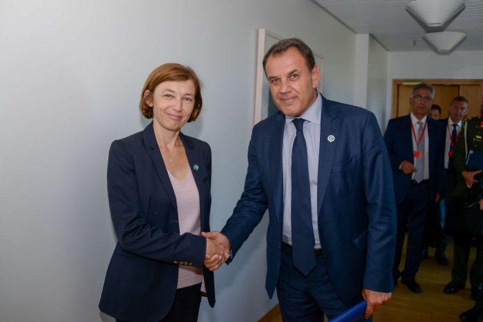 Αναβολές επισκέψεων των υπουργών Άμυνας Γαλλίας και Ελλάδας προκαλούν σενάρια για τις φρεγάτες